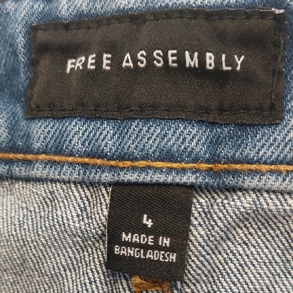 Free Assembly NWT Women's Mid-Rise Wide Hem Barrel Jeans Sz 4 Med Lt Blue Wash - Picture 2 of 10